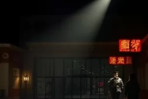 《南方来客》剧照：雨巷里提着旧行李箱的旅人