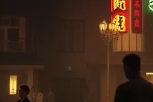 《白露为霜》剧照：清晨草叶上凝着的露水特写