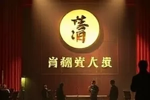 《铁轨尽头是海》剧照：废弃铁轨笔直延伸向海岸线