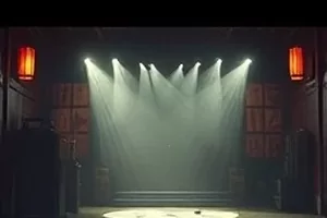 《夜航西飞》剧照：驾驶舱仪表盘与舷窗外的云层